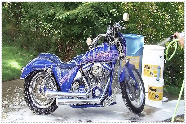 Rửa xe máy bằng xà bông gì cho tốt nhất 
