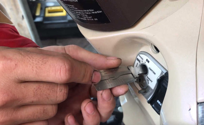 Sửa khóa xe máy bị trộm phá hư ổ Thay ổ khóa xe chống đoản vĩnh viễn